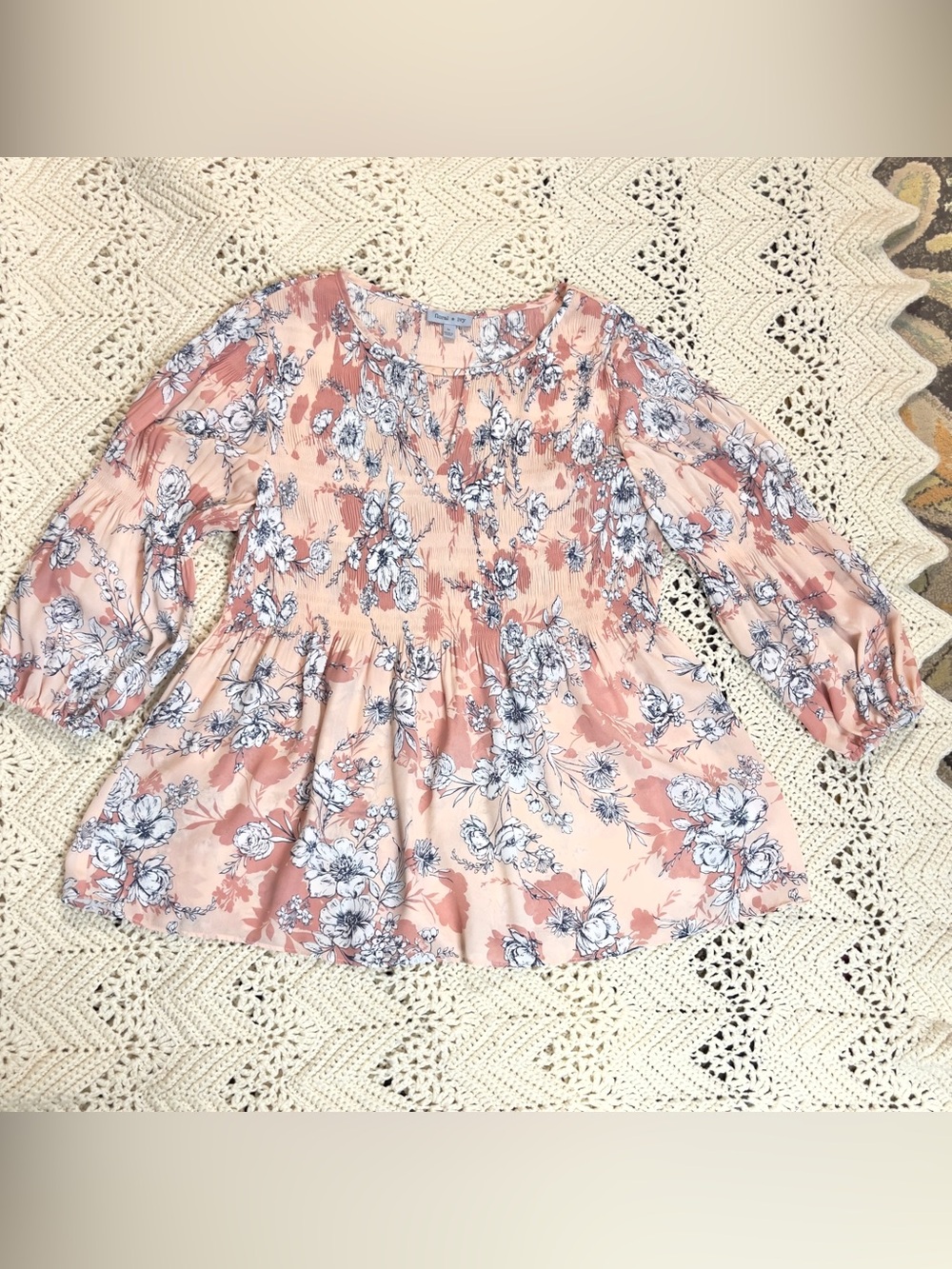 Floral and Ivy Womens top M Gathered  free-flowing top.